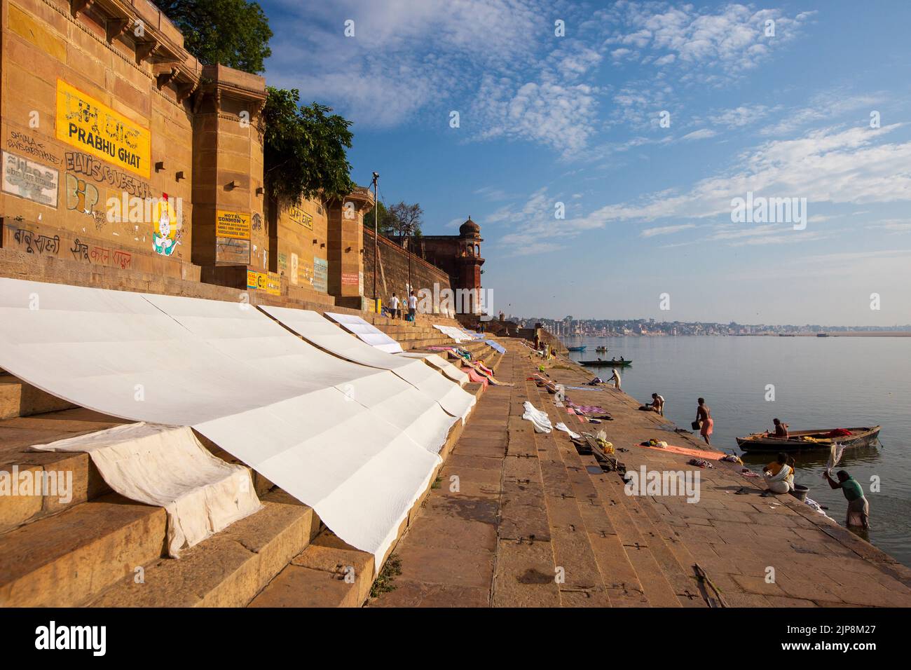 Wäschetrocknung bei Prabhu Ghat in Varanasi, Banaras, Benaras, Kashi, Uttar Pradesh, Indien Stockfoto