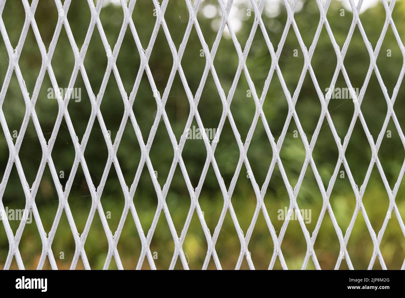 Hintergrund mit Nahaufnahme von Eisenzaun oder Vorhang entlang der ehemaligen innerdeutschen Grenze während des Kalten Krieges in Deutschland. Stockfoto