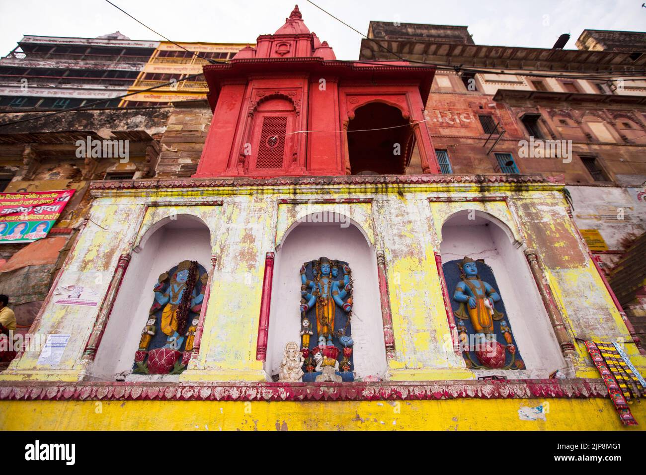 Hinduistische Götterstatuen in Nischen, Varanasi, Banaras, Benaras, Kashi, Uttar Pradesh, Indien Stockfoto