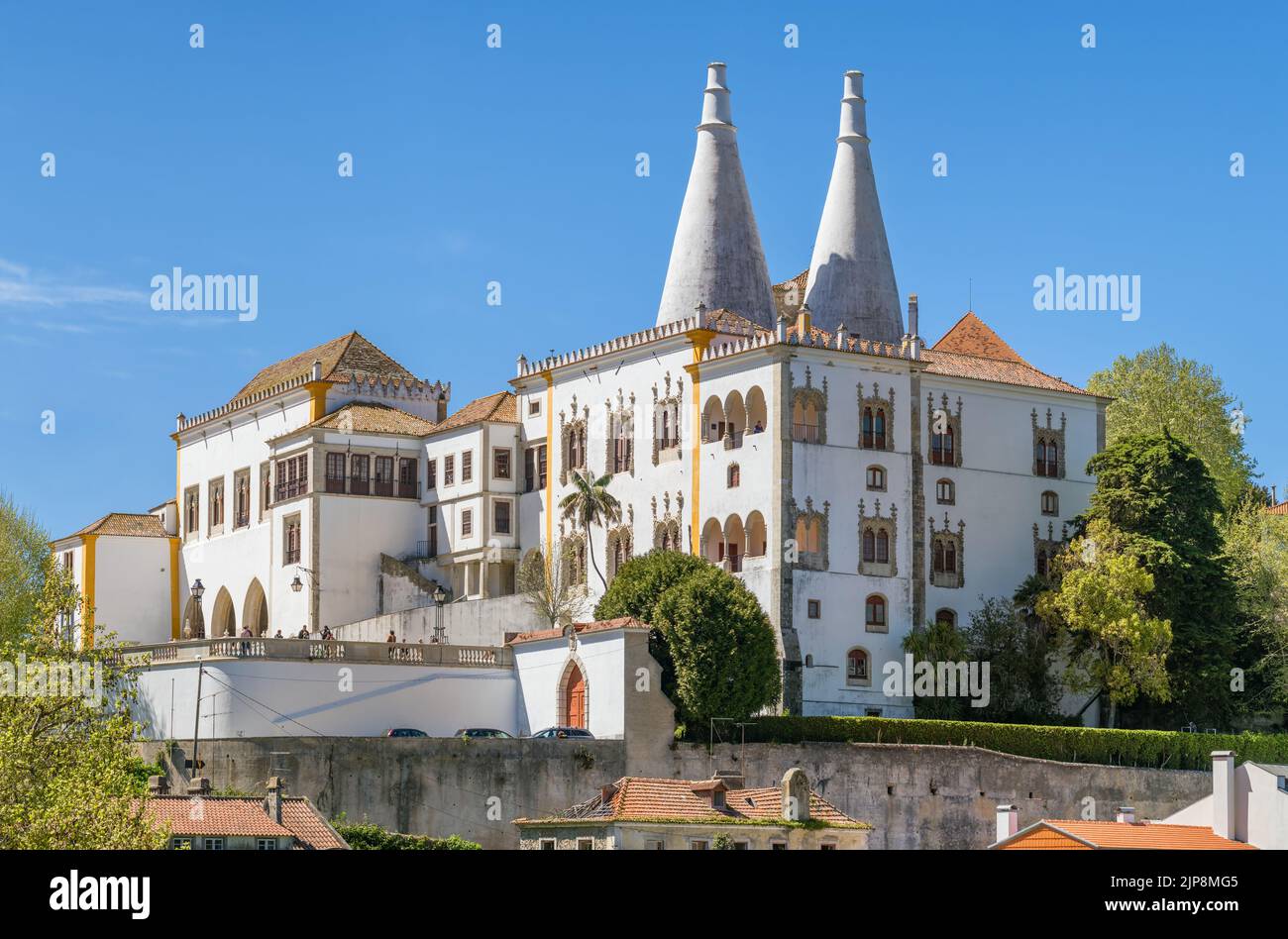 Panorama des Nationalpalastes von Sintra bei sonnigem Tag in der Stadt Sintra, Portugal Stockfoto