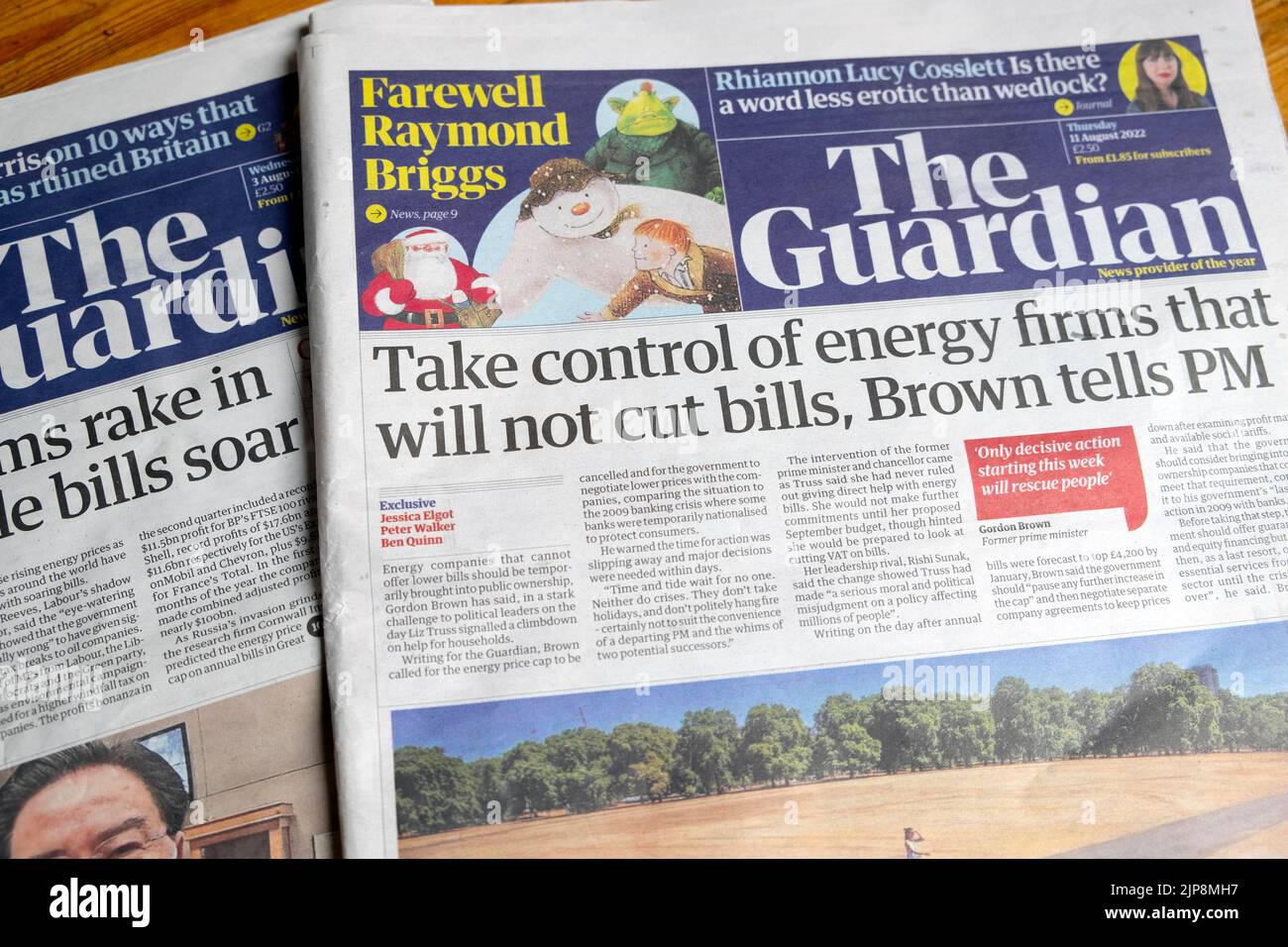 „Übernimm die Kontrolle über Energieunternehmen, die Rechnungen nicht kürzen werden, sagt Brown gegenüber dem Premierminister“ Titelseite der Zeitung Guardian 11. August 2022 London Großbritannien Stockfoto