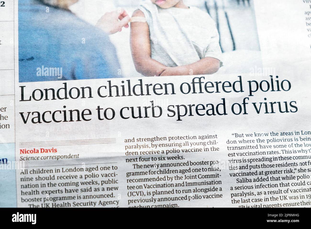 „Londoner Kinder boten Polio-Impfstoff an, um die Ausbreitung des Virus einzudämmen“ Headline-Artikel der Zeitung Guardian vom 11. August 2022 London England Großbritannien Stockfoto