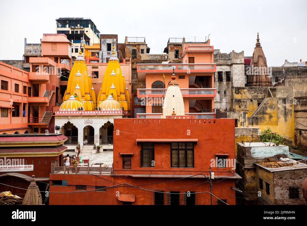 Hindu-Tempel unter Häusern, Varanasi, Banaras, Benaras, Kashi, Uttar Pradesh, Indien Stockfoto