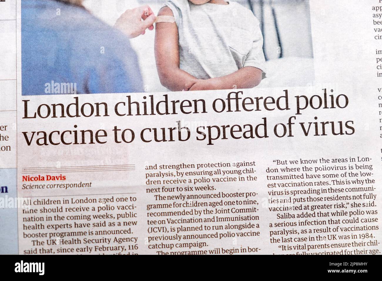 „Londoner Kinder boten Polio-Impfstoff an, um die Ausbreitung des Virus einzudämmen“ Headline-Artikel der Zeitung Guardian vom 11. August 2022 London England Großbritannien Stockfoto