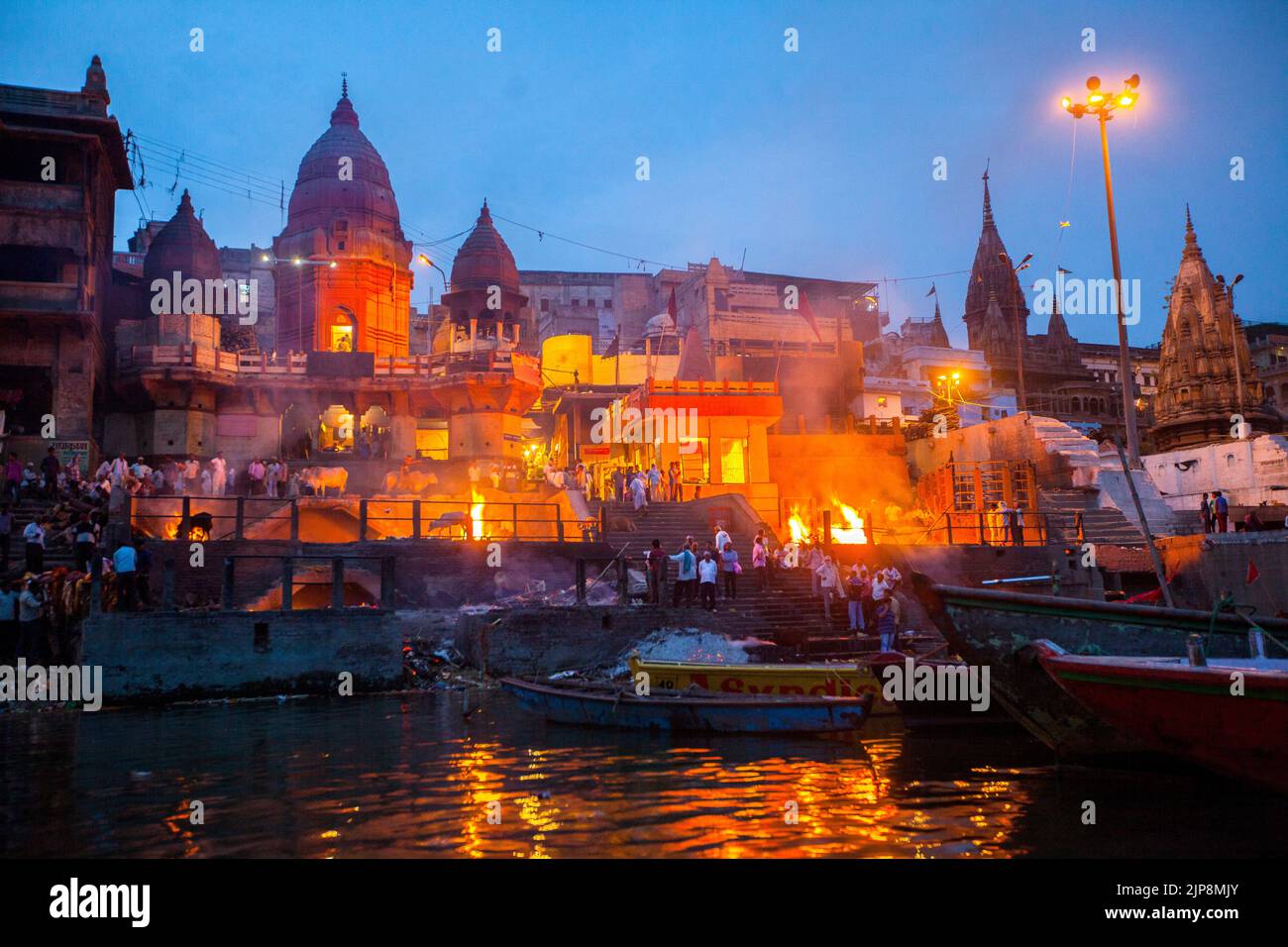 Scheiterhaufen in Manikarnika Ghat, Varanasi, Banaras, Benaras, Kashi, Uttar Pradesh, Indien Stockfoto