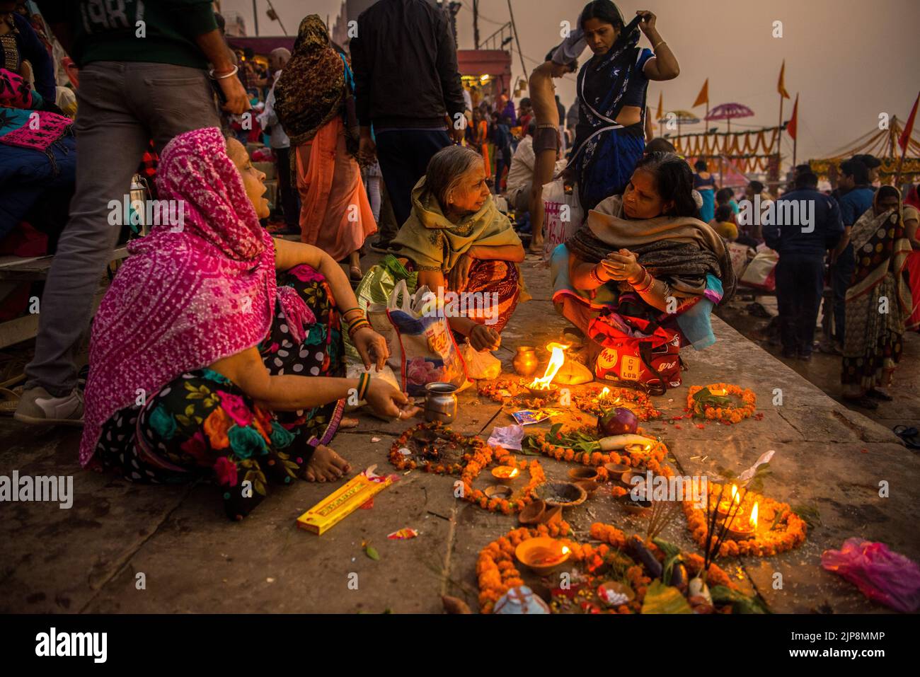 Betende Frauen, Dashashwamedh Ghat, Dev Deepavali, Varanasi, Banaras, Benaras, Kashi, Uttar Pradesh, Indien Stockfoto