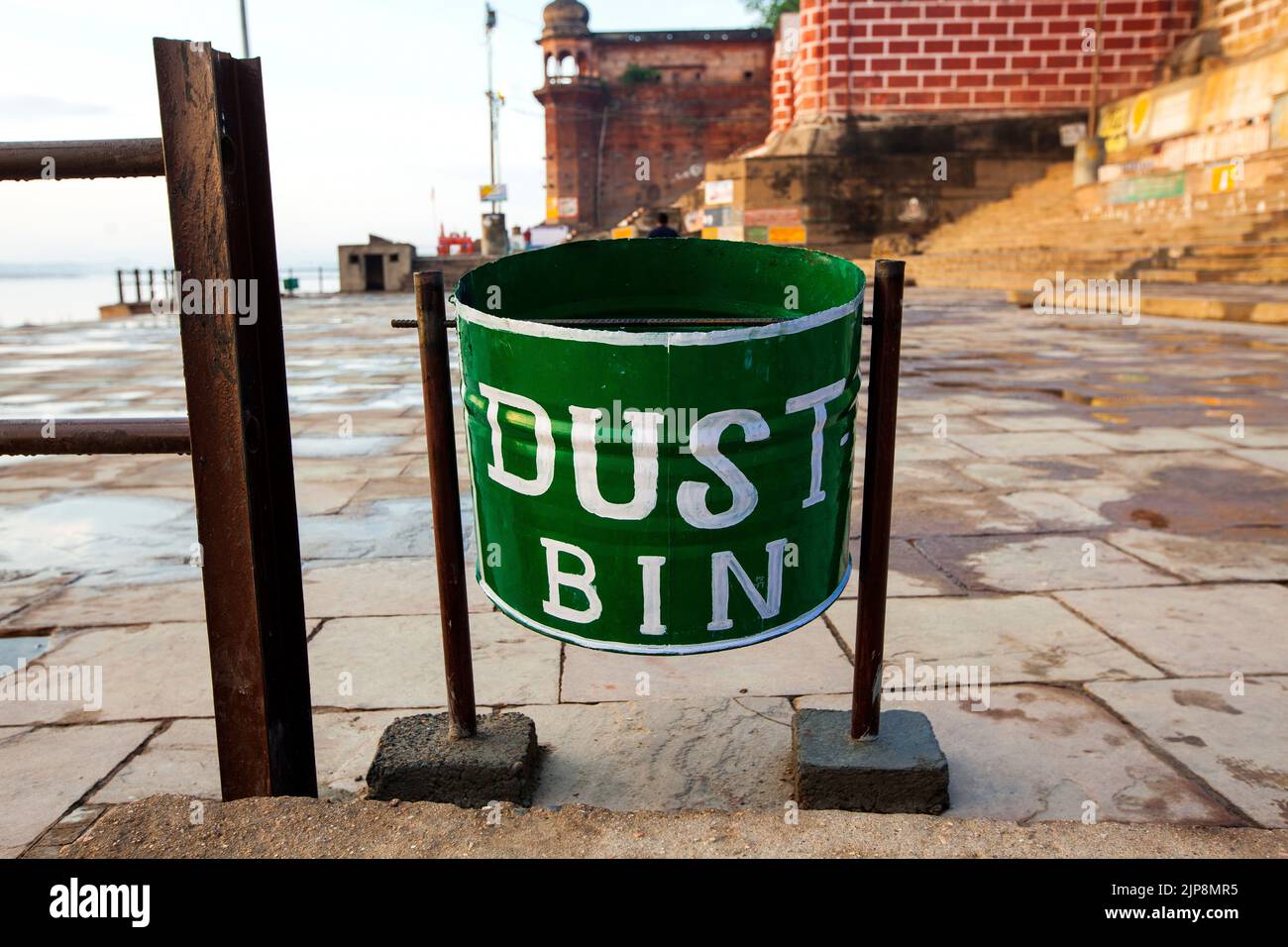 Metallstaubbehälter auf Ghats von Varanasi, Banaras, Benaras, Kashi, Uttar Pradesh, Indien Stockfoto