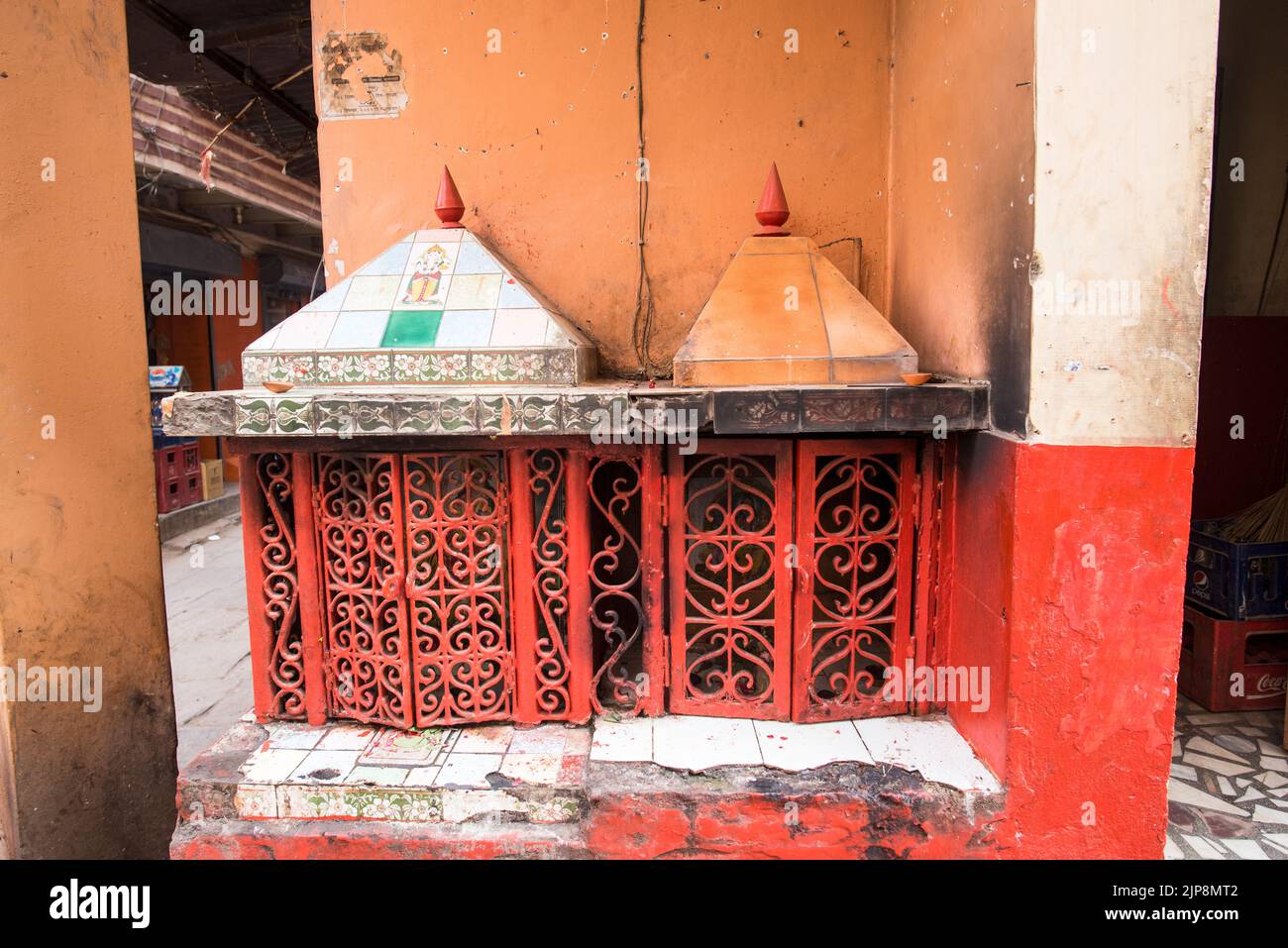 Kleiner Tempel am Straßenrand, Varanasi, Banaras, Benaras, Kashi, Uttar Pradesh, Indien Stockfoto