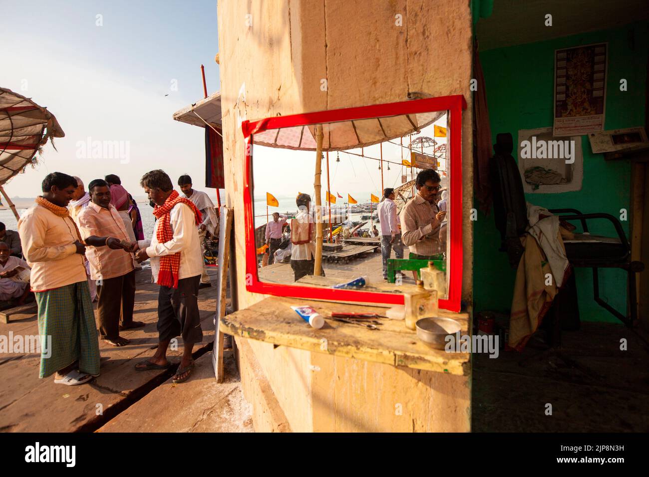 Friseurladen Spiegel in Dashashwamedh Ghat, Varanasi, Banaras, Benaras, Kashi, Uttar Pradesh, Indien Stockfoto