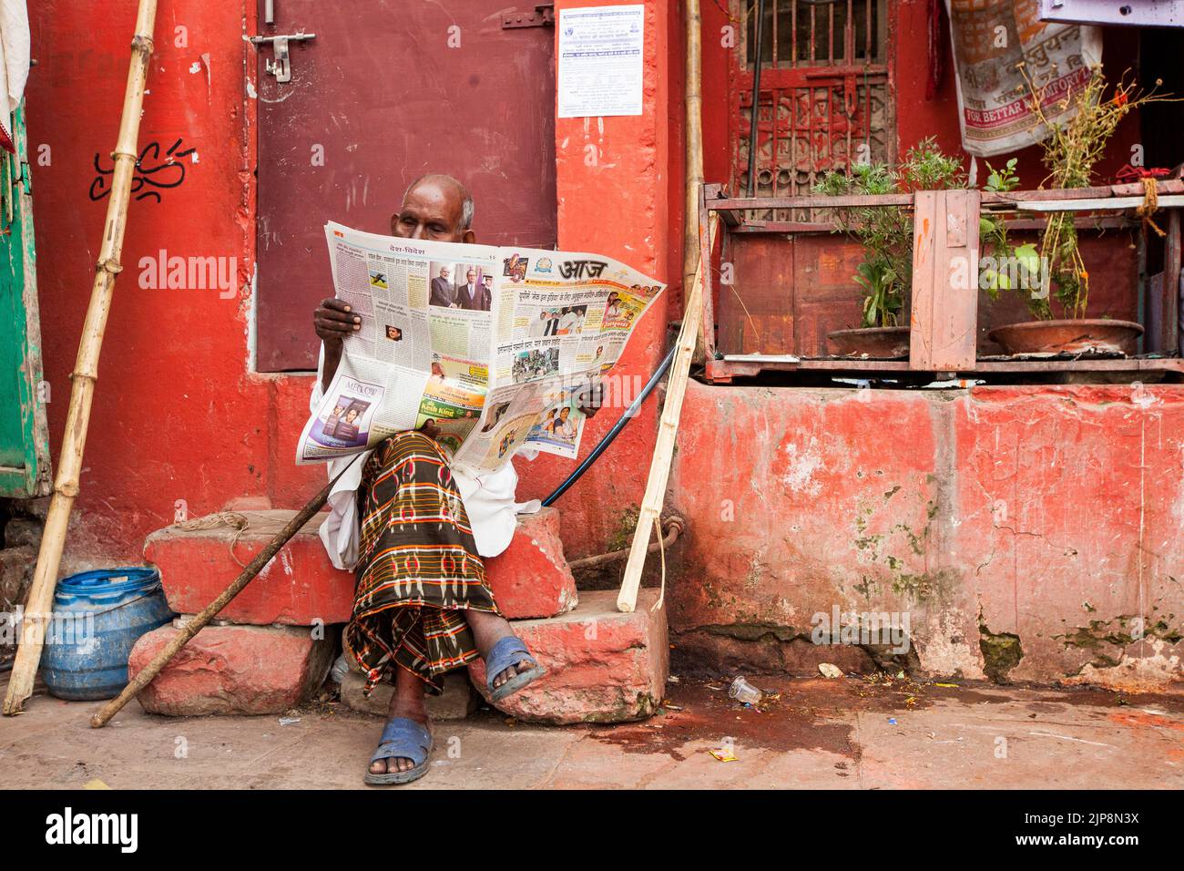 Mann beim Lesen der Hindi-Zeitung, Varanasi, Banaras, Benaras, Kashi, Uttar Pradesh, Indien Stockfoto
