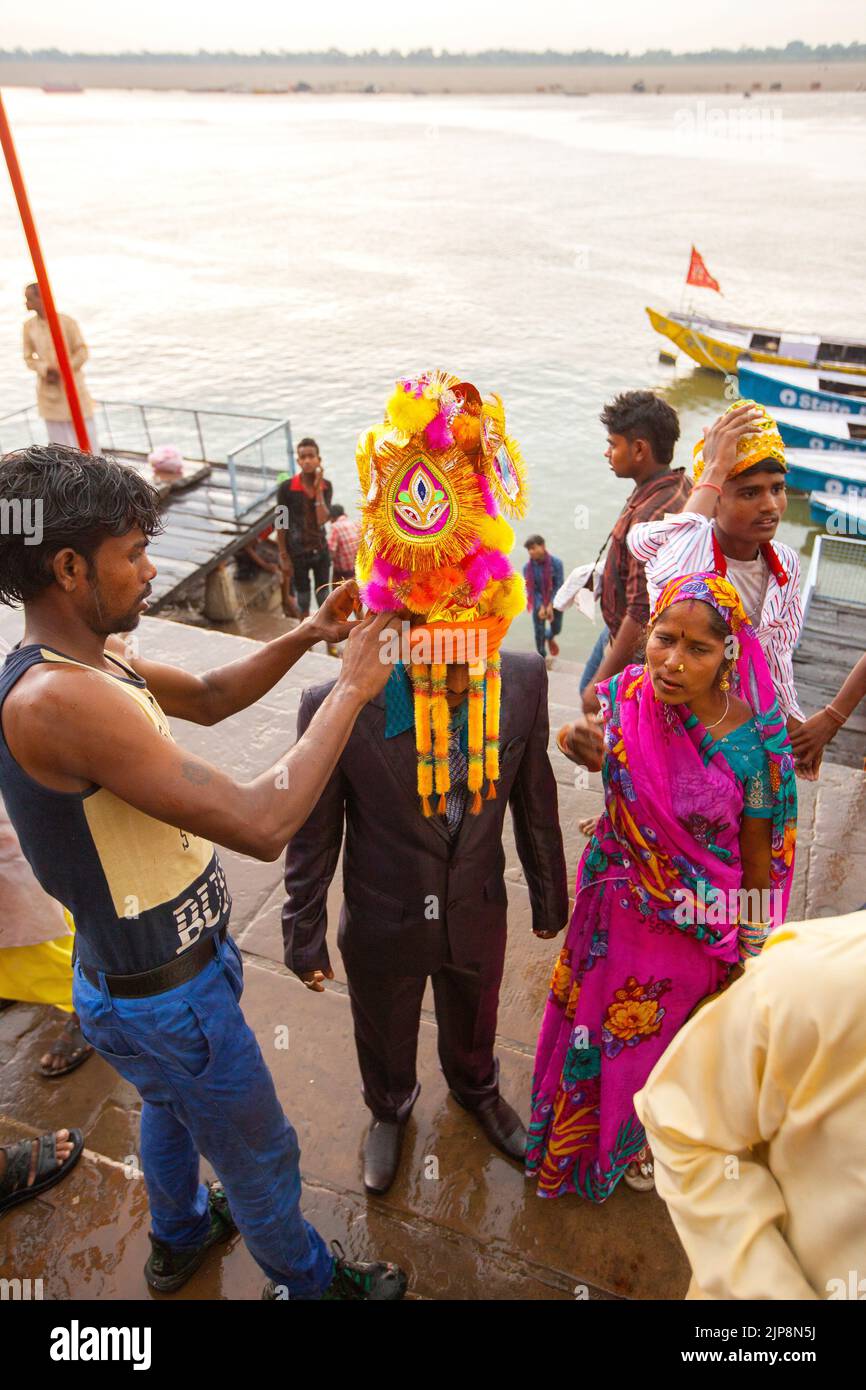 Bräutigam mit Hochzeitsmaske, Ahilyabai Ghat, Varanasi, Banaras, Benaras, Kashi, Uttar Pradesh, Indien Stockfoto