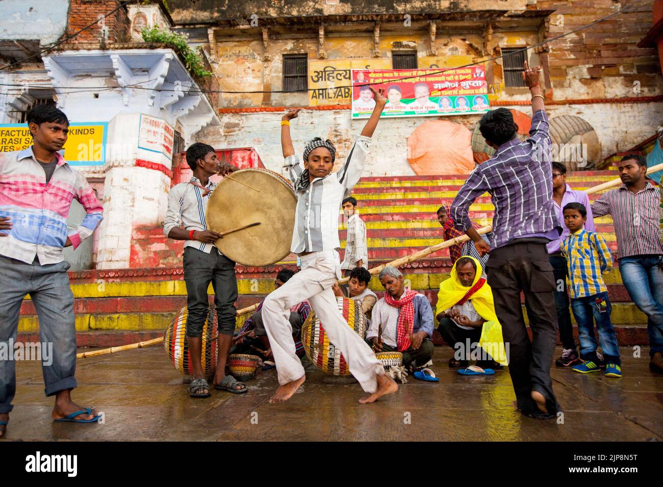 Tanzende Menschen in Ahilyabai Ghat, Varanasi, Banaras, Benaras, Kashi, Uttar Pradesh, Indien Stockfoto