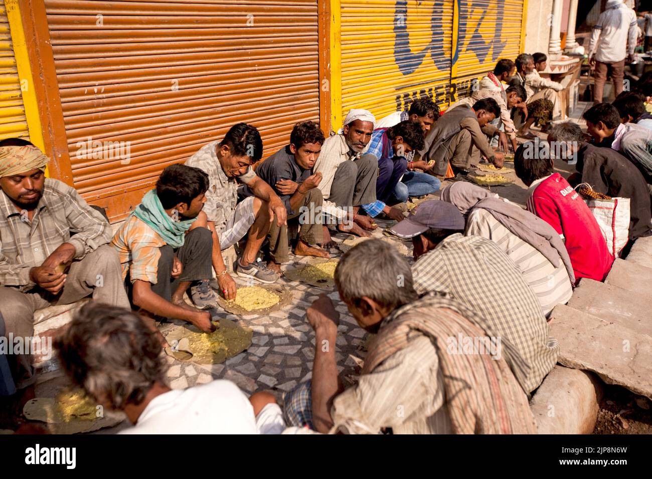 Arme Menschen, die freie Lebensmittel essen, Varanasi, Banaras, Benaras, Kashi, Uttar Pradesh, Indien Stockfoto