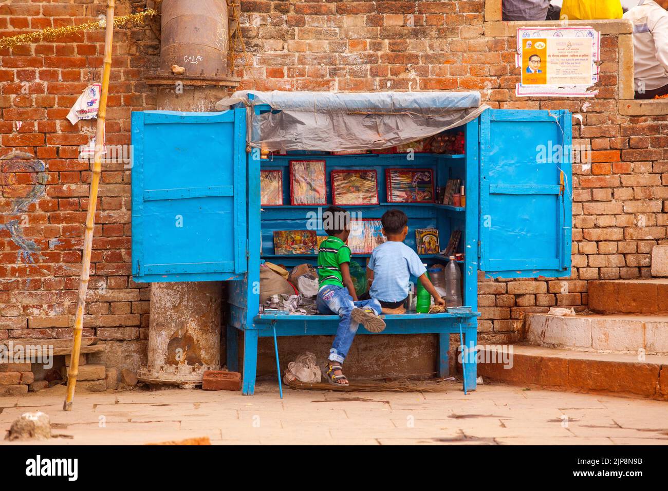 Kleines Holzgeschäft am Straßenrand, Varanasi, Banaras, Benaras, Kashi, Uttar Pradesh, Indien Stockfoto