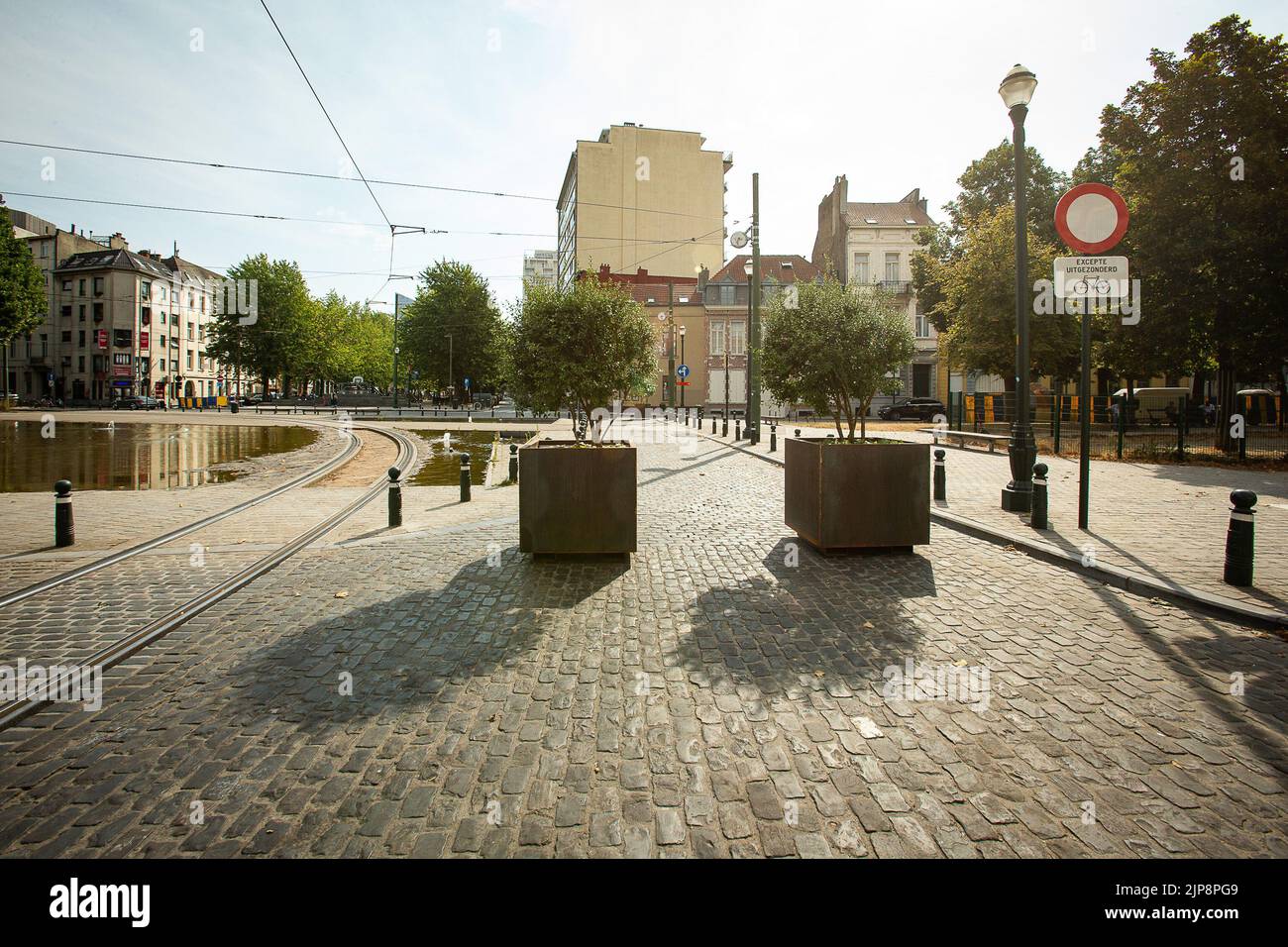 Die Abbildung zeigt den ersten Tag eines neuen Umlaufplans für das Stadtzentrum (Vijfhoek - Pentagone), in Brüssel, Dienstag, den 16. August 2022. Die letzten Änderungen wurden am Dienstagmorgen vorgenommen, und Stewards werden an vielen Orten sein, um Autofahrer und andere Verkehrsteilnehmer in die richtige Richtung zu lenken. Mit dem neuen Verkehrsnetz soll der Transitverkehr in den belebten und bevölkerten Gebieten des Stadtzentrums verringert und Fußgängern, Radfahrern und öffentlichen Verkehrsmitteln mehr Platz gegeben werden. Das Brüsseler Zentrum muss zu einer verkehrsberuhigten Zone werden. Weniger Durchgangsverkehr und mehr Platz für gefährdete r Stockfoto