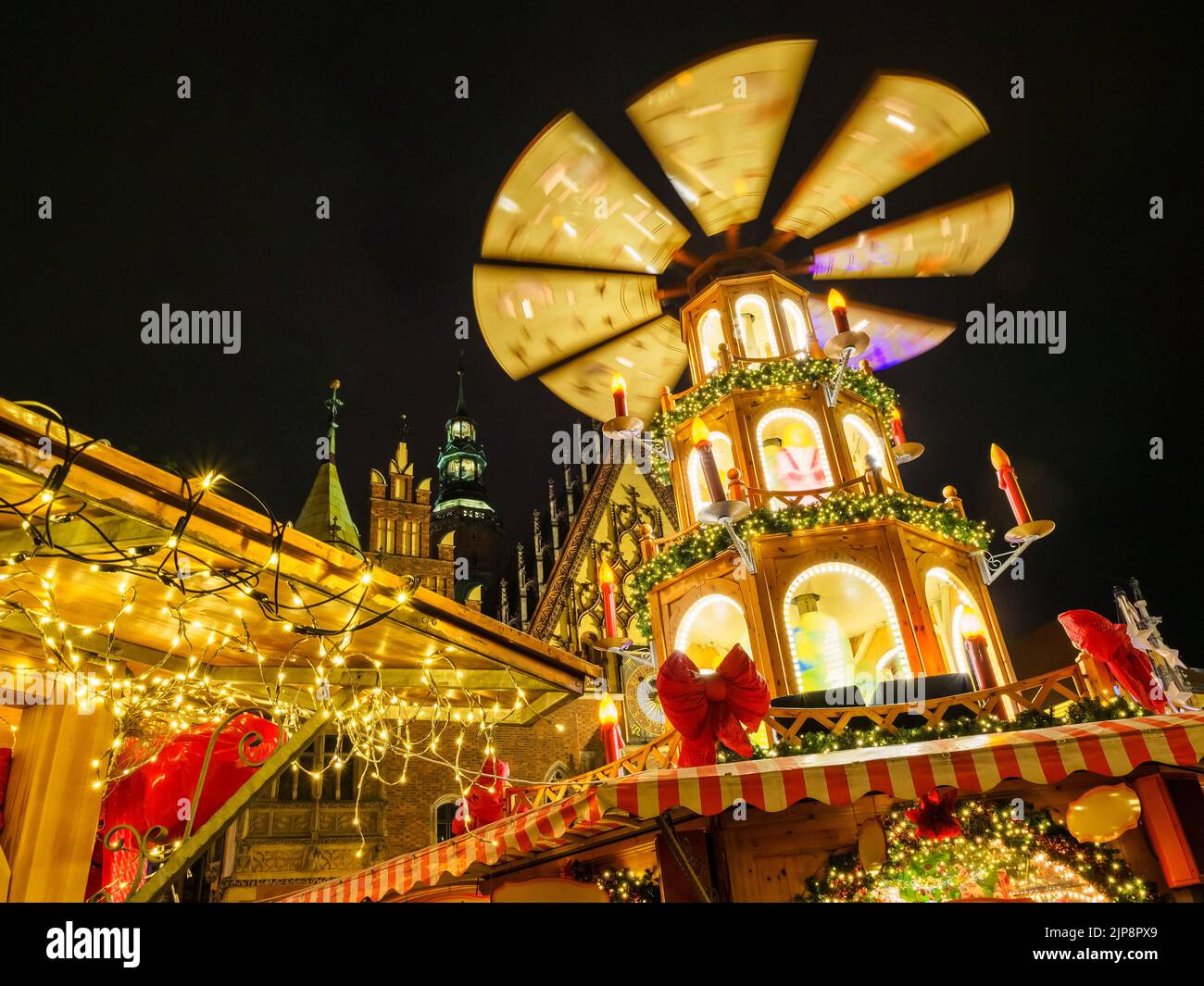 Traditionelle Weihnachtsmesse in Europa. Dekorationen auf dem Weihnachtsmarkt in der alten europäischen Stadt Stockfoto