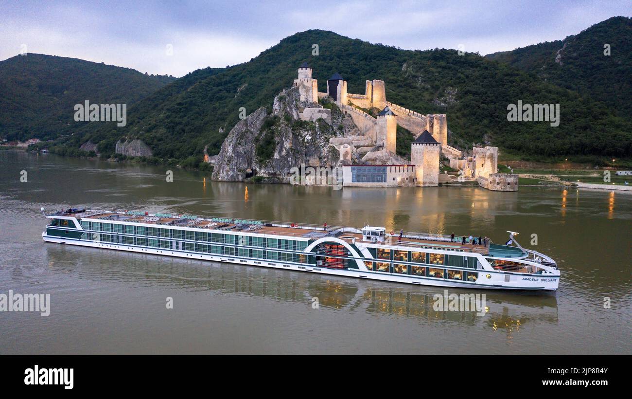 Donau-Kreuzfahrtschiff, Golubac-Festung, Đerdap-Nationalpark, Serbien. Lüftner Amadeus Cruises, Rivages du Monde, Fluvial, Waterway Luftdrohne Stockfoto