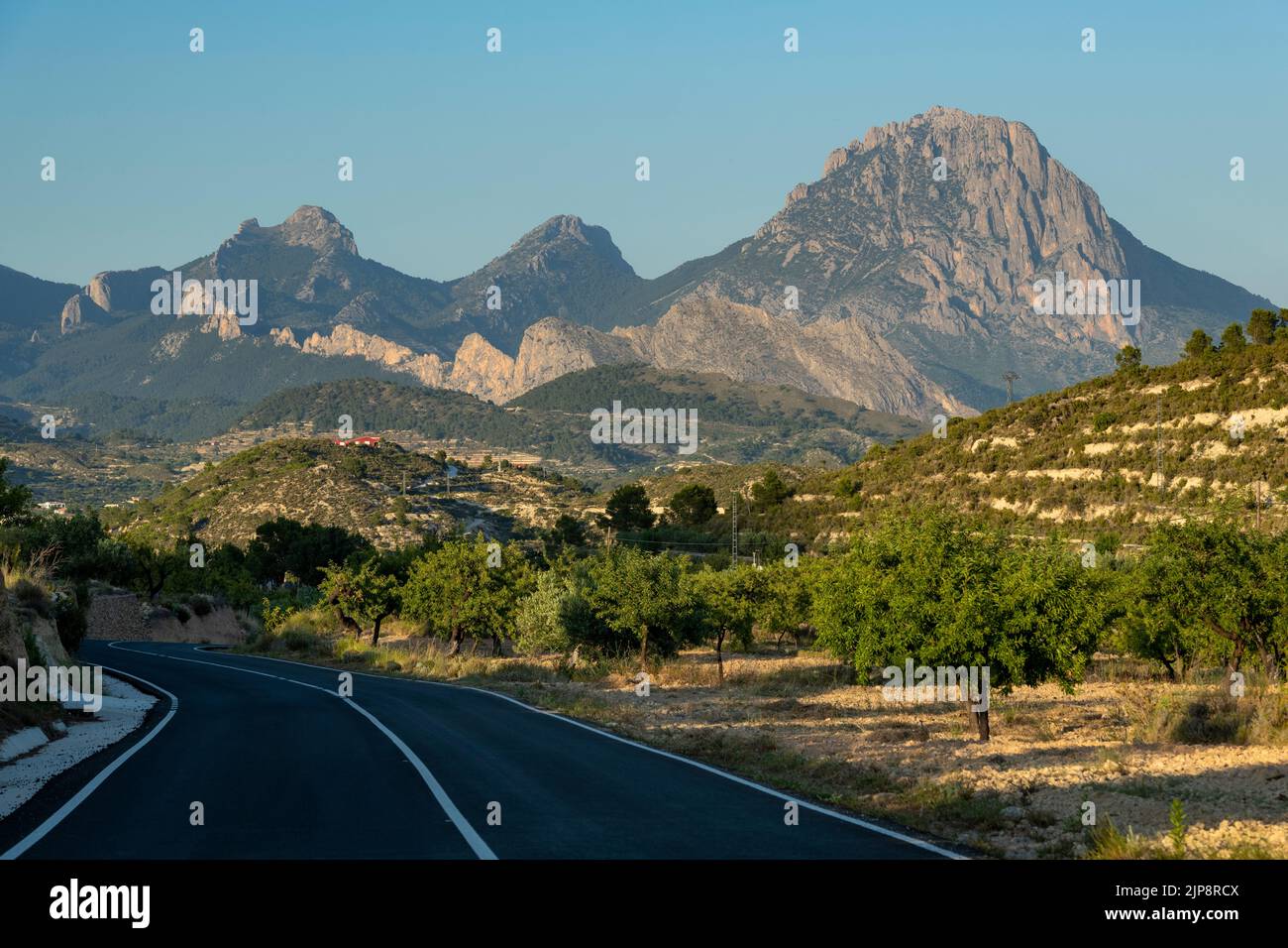 Landschaft einer Bergstraße an der Costa Blanca, Alicante, Spanien - Stock Photo Stockfoto