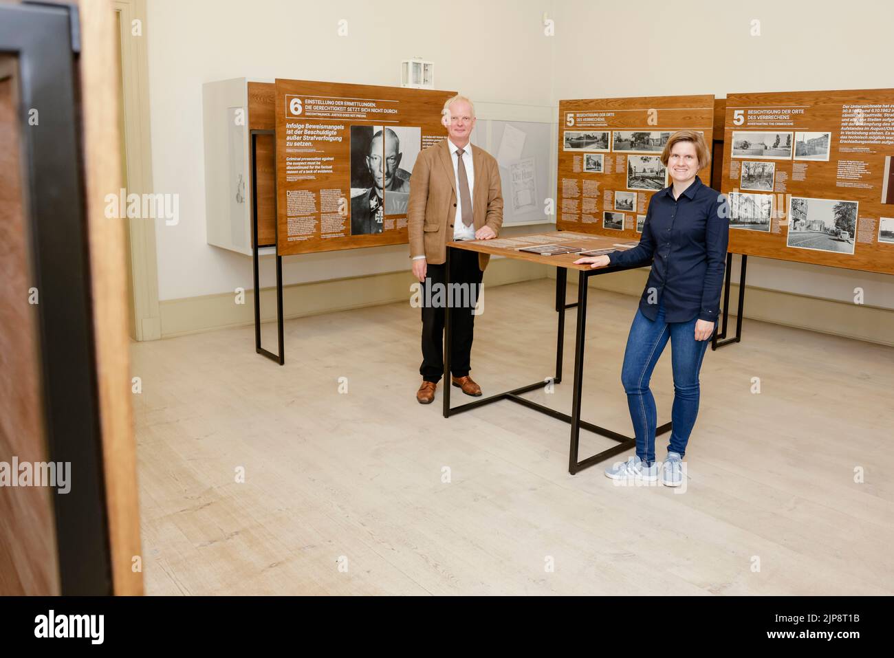 16. August 2022, Schleswig-Holstein, Schleswig: Rainer Hering, Senior Archive Director des Schleswig-Holsteinischen Staatsarchivs, und Kuratorin Julia Liedtke, stehen an einem Tisch. Am 17. August 2022 wird die Ausstellung 'Heinz Reinefarth. Vom Nazi-Kriegsverbrecher zum Abgeordneten des Landtags“ wird eröffnet. Reinefarth war ein deutscher Generalleutnant der Waffen-SS und unter anderem für die Niederschlagung des Warschauer Aufstands verantwortlich, bei dem Zehntausende Zivilisten unter seinem Kommando angeschossen wurden. Reinefarth wurde für seine Handlungen nie strafrechtlich verfolgt. Er schaffte es, eine politische Karriere zu beginnen Stockfoto