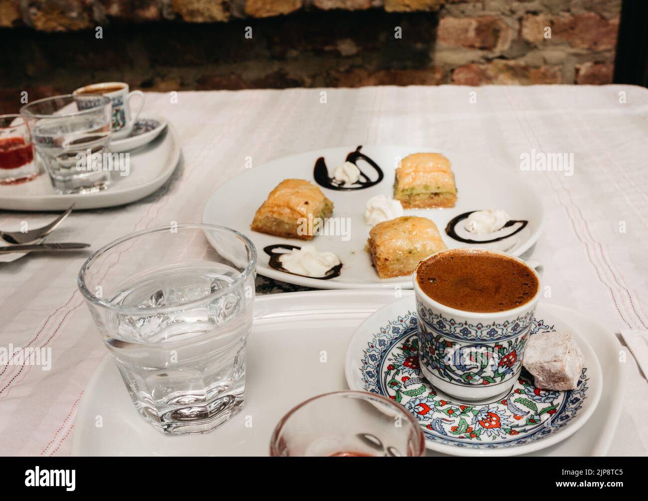 Türkischer Kaffee mit türkischen Köstlichkeiten auf einem Tisch in einem Café in Istanbul, Türkei Stockfoto