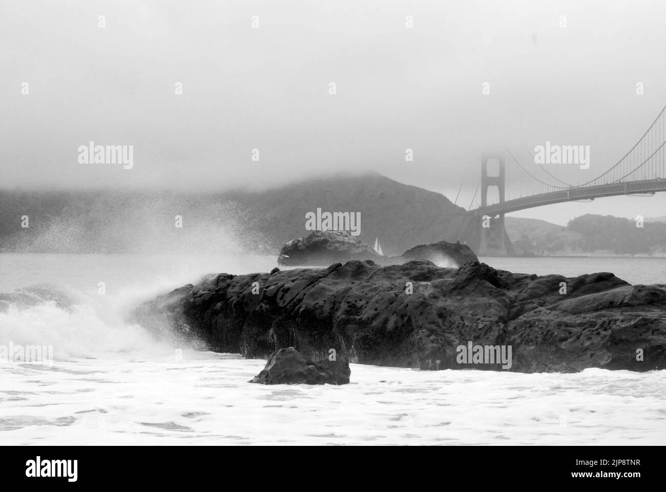 Ein Bäckerstrand im Herbst mit Flut und goldener Torbrücke Stockfoto