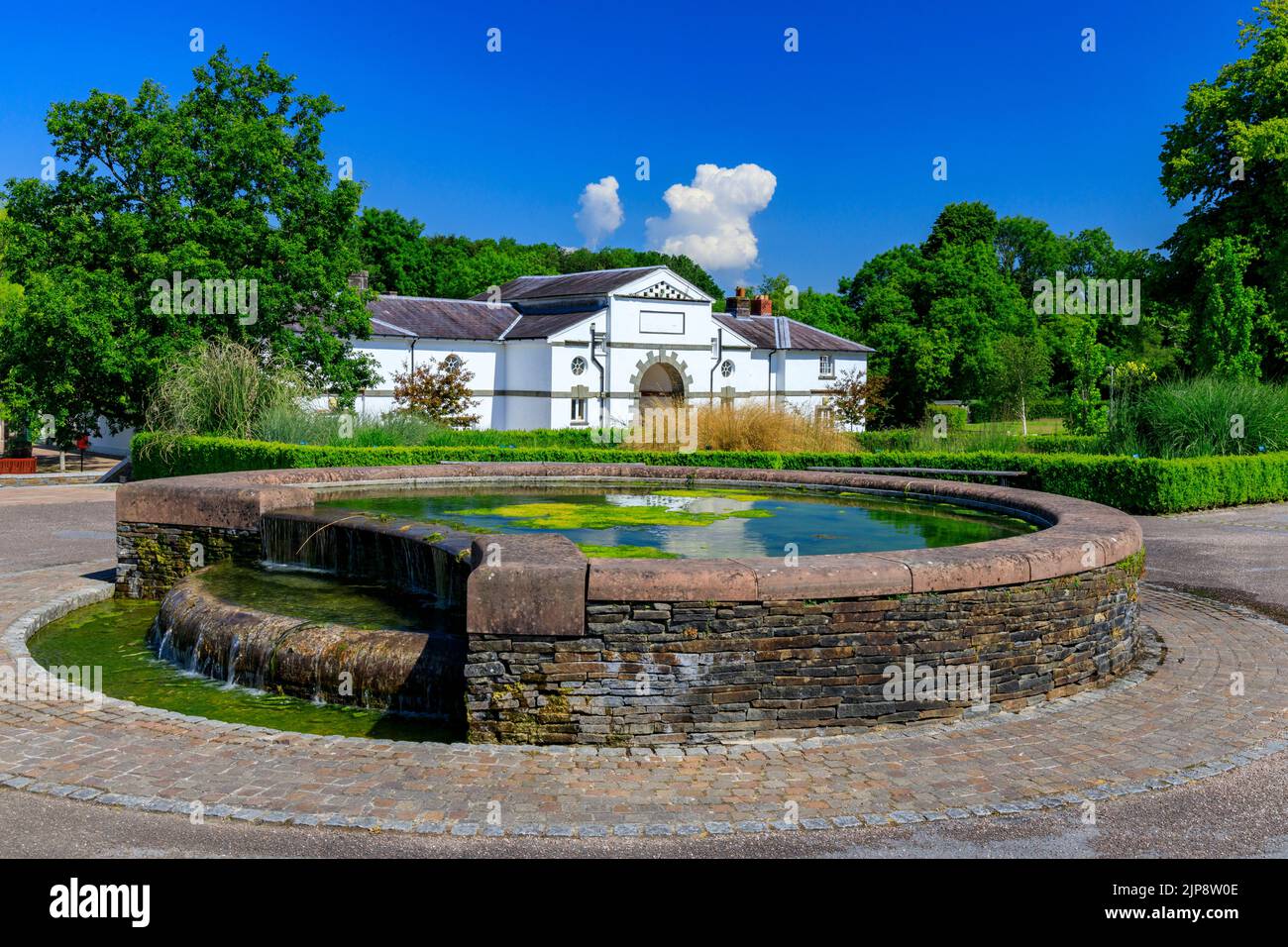 Der alte Stallblock und das Wasserspiel im National Botanic Garden of Wales, Llanarthne, Carmarthenshire, Wales, Großbritannien Stockfoto