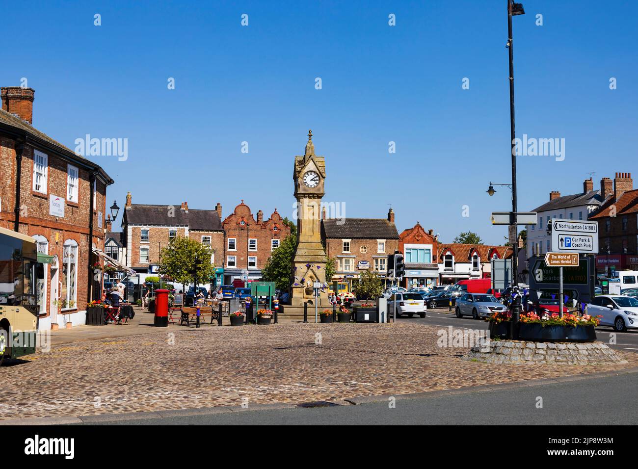 Marktplatz und Uhrturm, Thirsk, North Yorkshire, England. Stockfoto