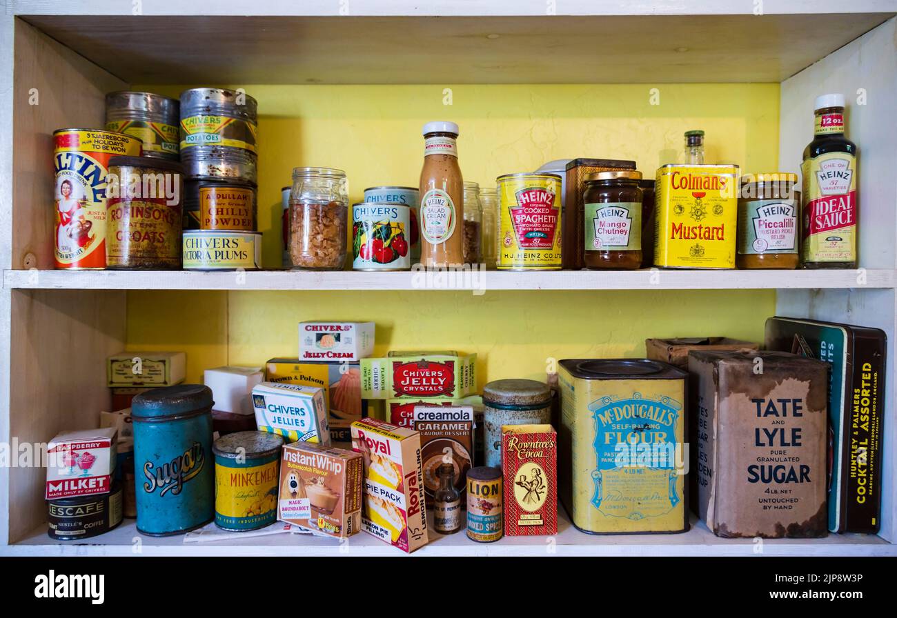 1950er, 1960er 1970er Jahre Küchenvorratsküche mit alten Blechdosen und Gläsern mit kommerziellen Produkten. Alles war früher und verkaufte nach Datum. Stockfoto