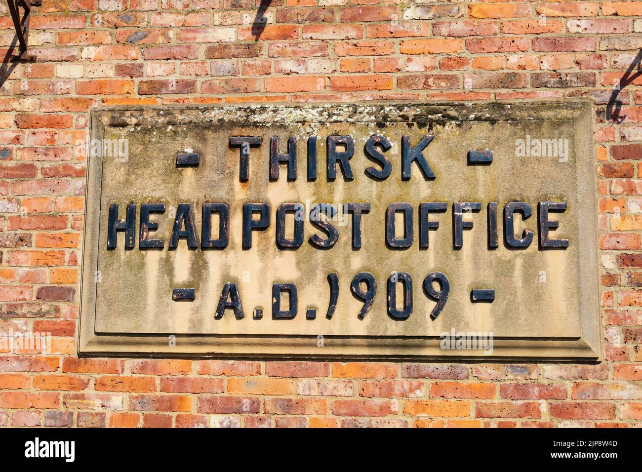 Steintafel an der Wand des alten Hauptpostamtes. Thirsk, North Yorkshire, England Stockfoto