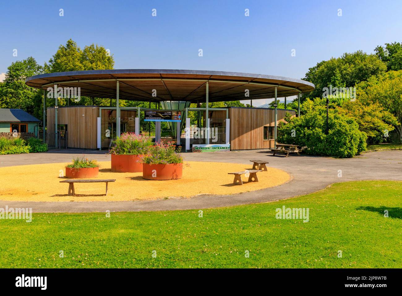 Holzverkleidung und moderne Architektur am Eingang zum National Botanic Garden of Wales, Llanarthne, Carmarthenshire, Wales, Großbritannien Stockfoto