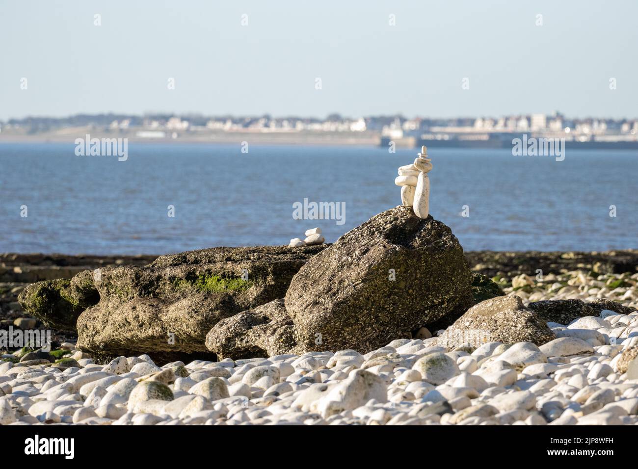 Dinge, die man am Meer machen kann - machen Sie Kieselsteinskulpturen. South Landing, Flamborough, East Riding of Yorkshire, England, Großbritannien Stockfoto