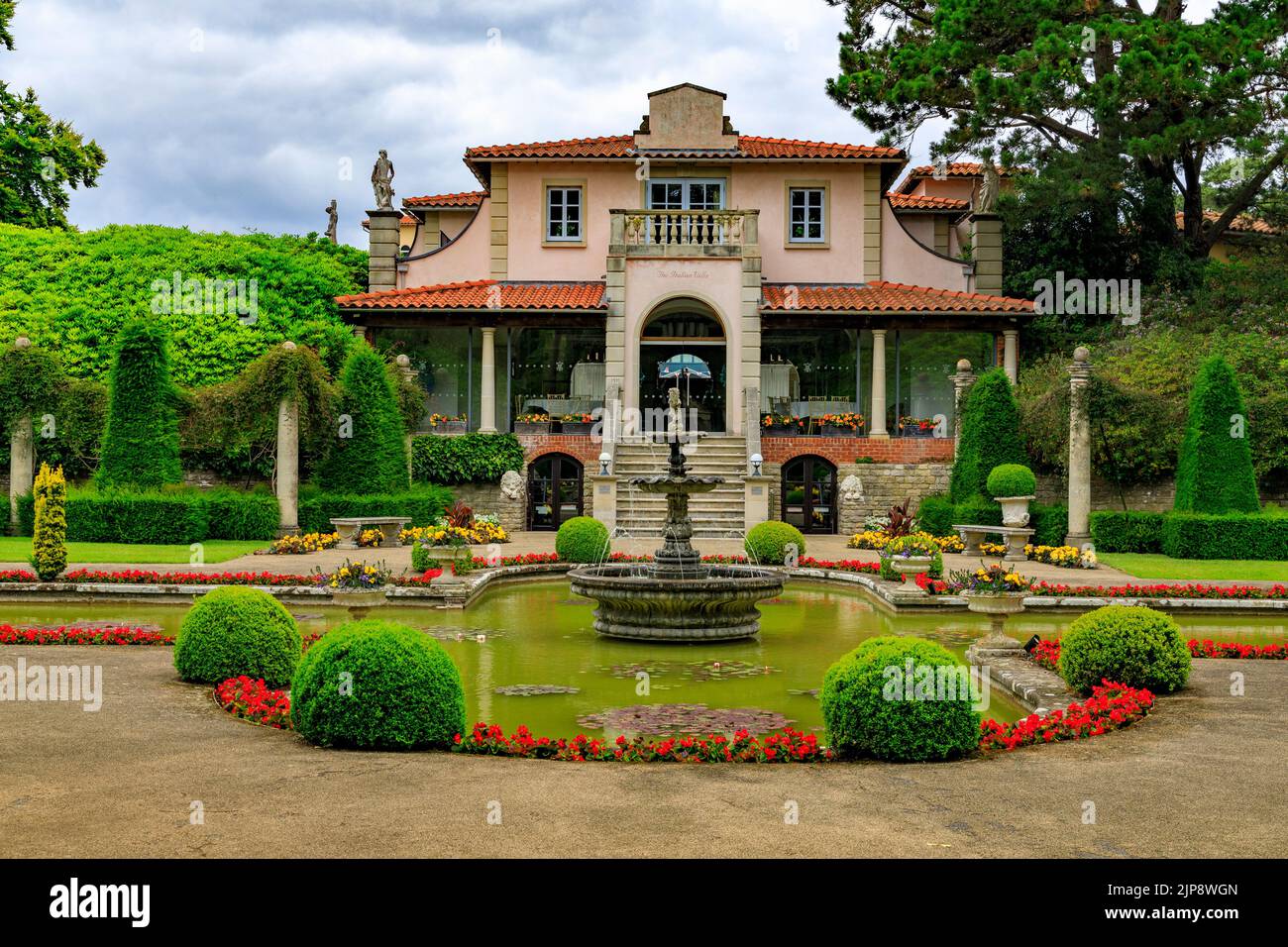 Farbenfrohe Bepflanzung vor der italienischen Villa façade im Italienischen Garten in Compton Acres Gardens, Poole, Dorset, England, Großbritannien Stockfoto