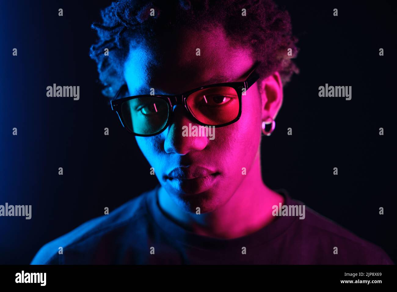 Afroamerikanischer Mann Porträt in Sonnenbrille, isoliert auf violettem Hintergrund Stockfoto
