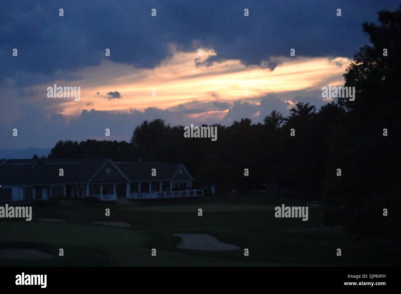 Bild des Sonnenuntergangs über dem Golf Clubhouse Stockfoto