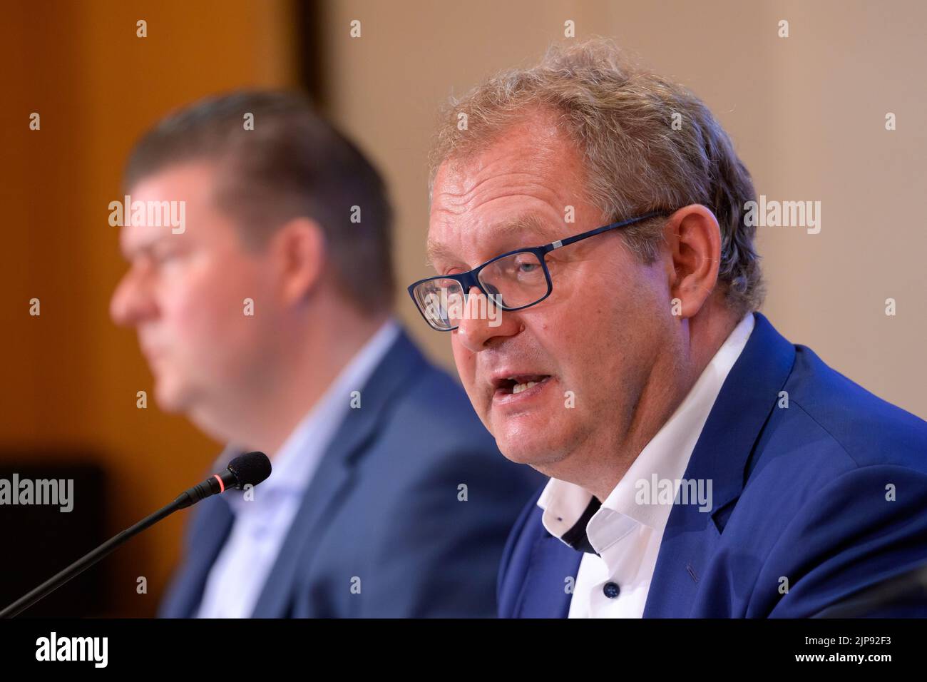 Hamburg, Deutschland. 16. August 2022. Jens Kerstan (r, Bündnis 90/die Grünen), Senator für Umwelt, Klima, Energie und Landwirtschaft in Hamburg, stellt im Anschluss an die Senatssitzung die Energiesparmaßnahmen der Stadt Hamburg zusammen mit Andreas Dressel (l, SPD), Senator für Finanzen in Hamburg, auf der Landespressekonferenz im Rathaus vor. Quelle: Jonas Walzberg/dpa/Alamy Live News Stockfoto