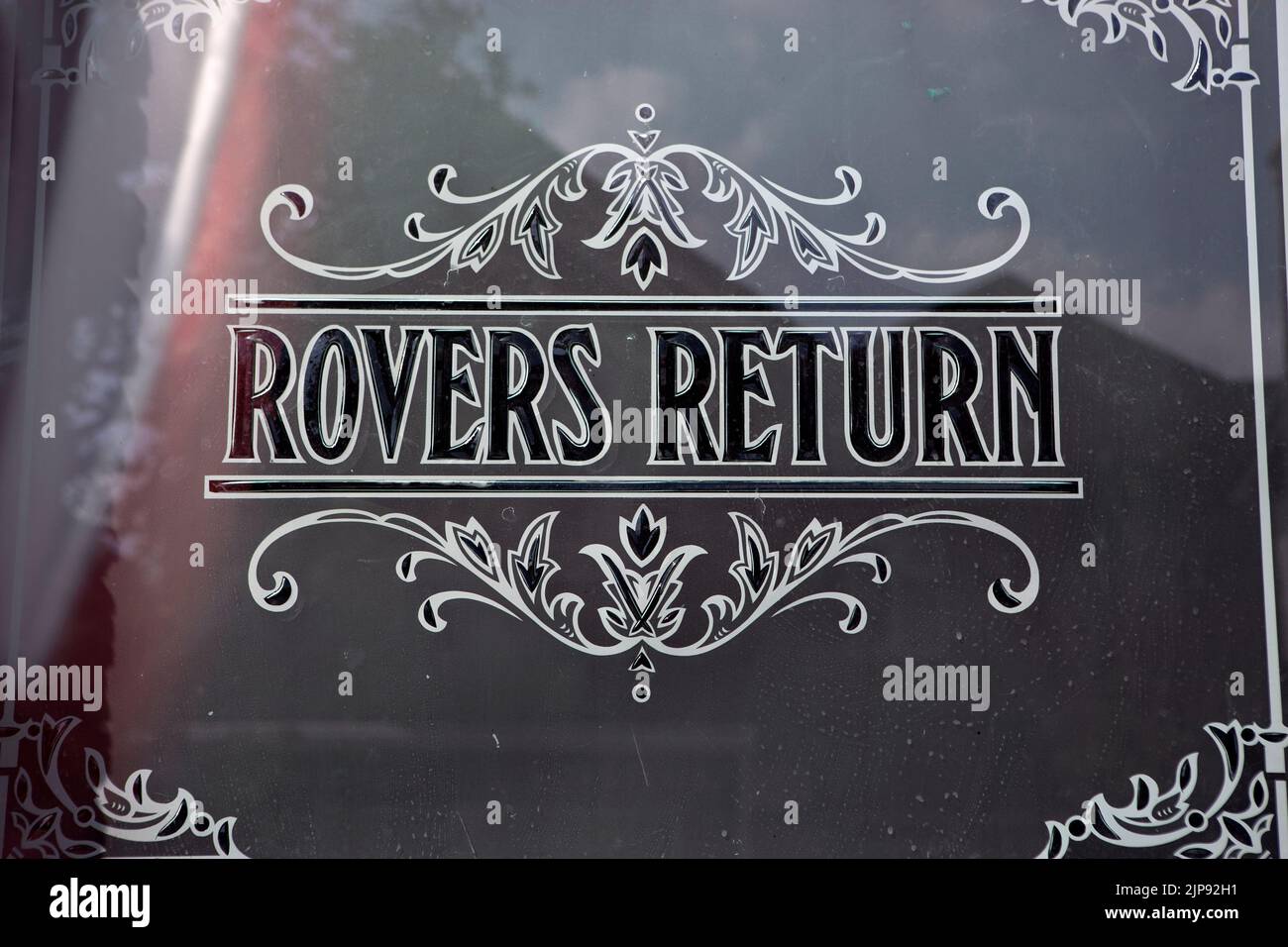 Das Fenster des Rovers Return Inn auf der ITV SOAP Opera Coronation Street. Stockfoto