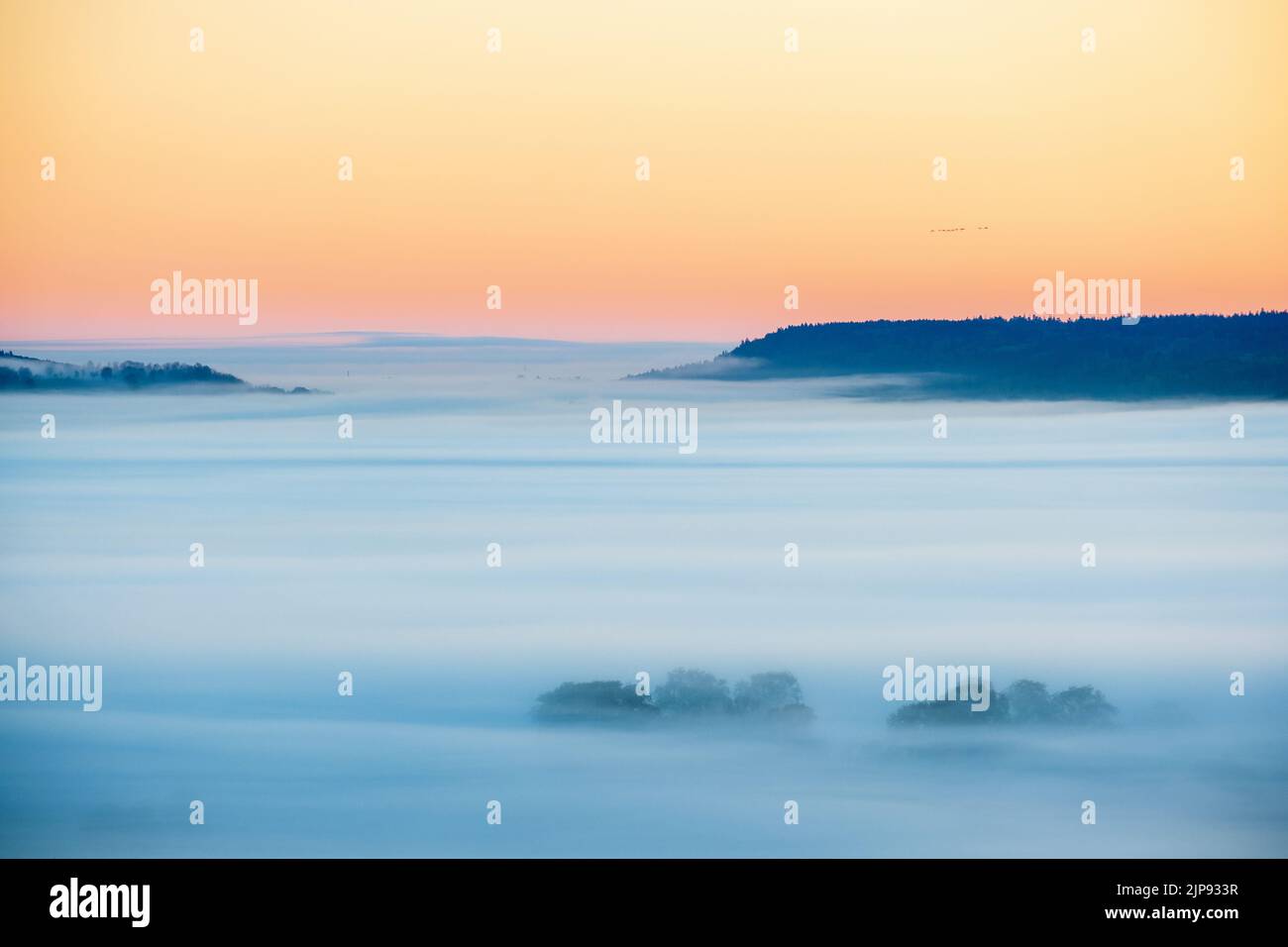 Tolle Aussicht auf die neblige Landschaft im Morgengrauen Stockfoto