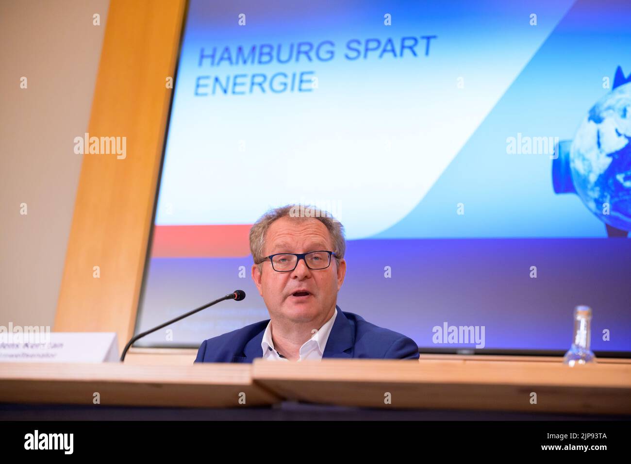 Hamburg, Deutschland. 16. August 2022. Jens Kerstan (Bündnis 90/die Grünen), Senator für Umwelt, Klima, Energie und Landwirtschaft in Hamburg, stellt im Anschluss an die Senatssitzung auf der Landespressekonferenz im Rathaus die Energiesparmaßnahmen der Stadt Hamburg vor. Quelle: Jonas Walzberg/dpa/Alamy Live News Stockfoto