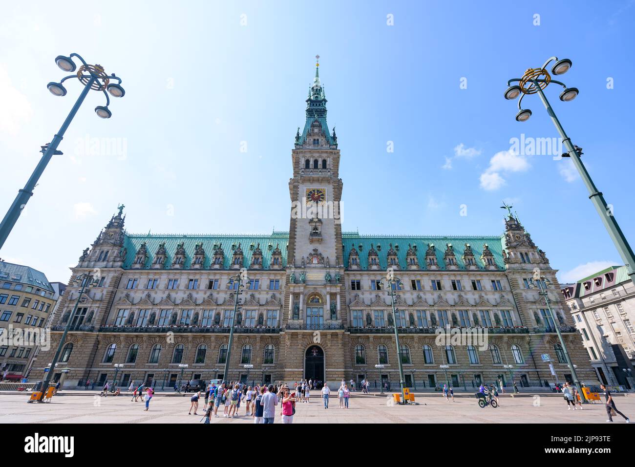 Hamburg, Deutschland. 16. August 2022. Hamburger Rathaus vor einem strahlend blauen Himmel im Sonnenschein. Quelle: Jonas Walzberg/dpa/Alamy Live News Stockfoto