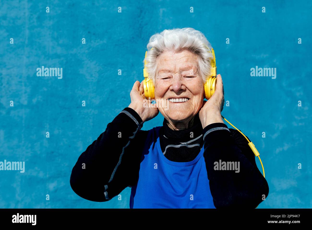 Aktive Senioren, jung am Herzen, Musik hören, Senioren, fit, Alt