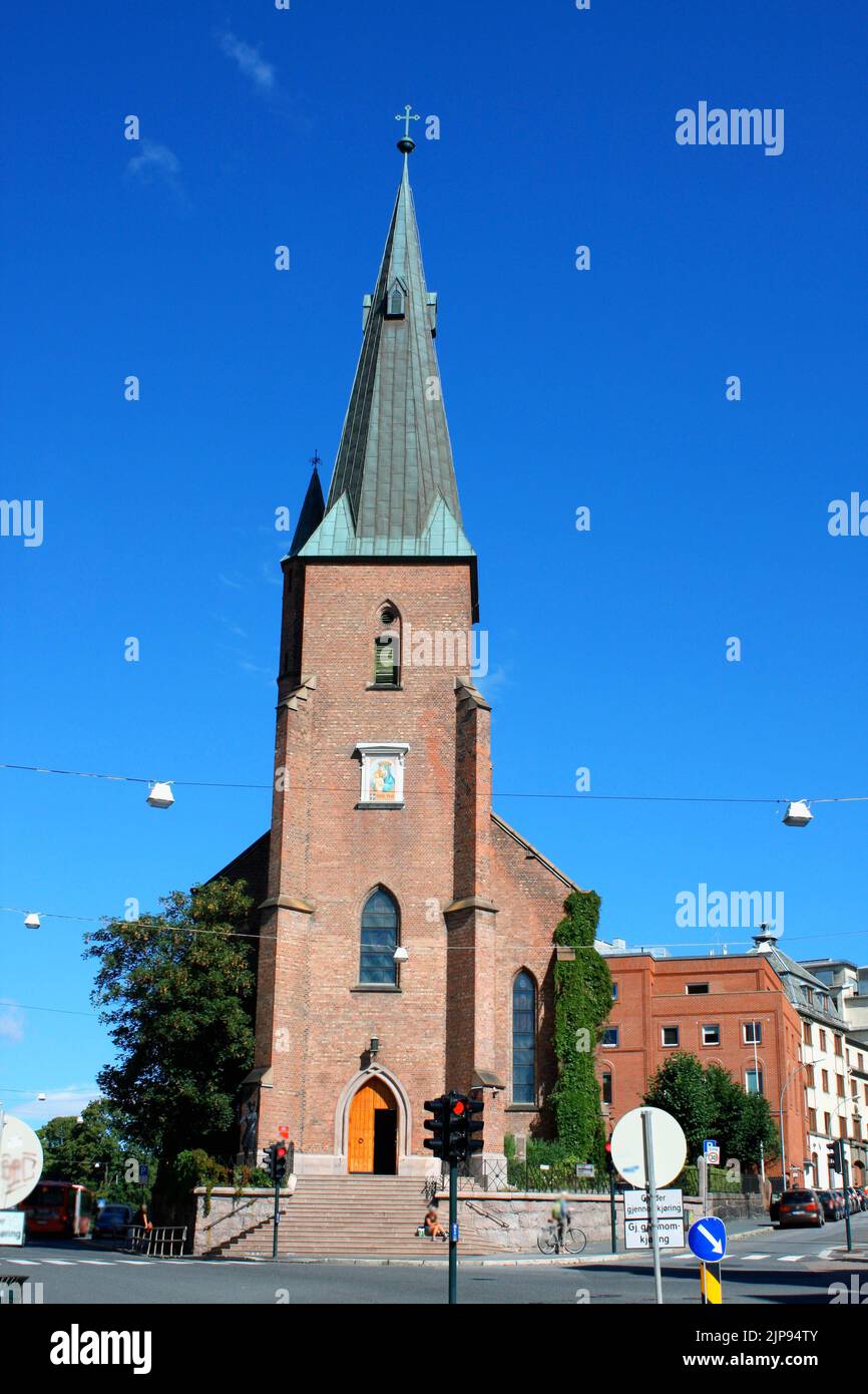 Eine vertikale Aufnahme von St. Olav Domkirke, der katholischen Kathedralkirche Sentrum Central Oslo - Norwegen unter blauem Himmel Stockfoto