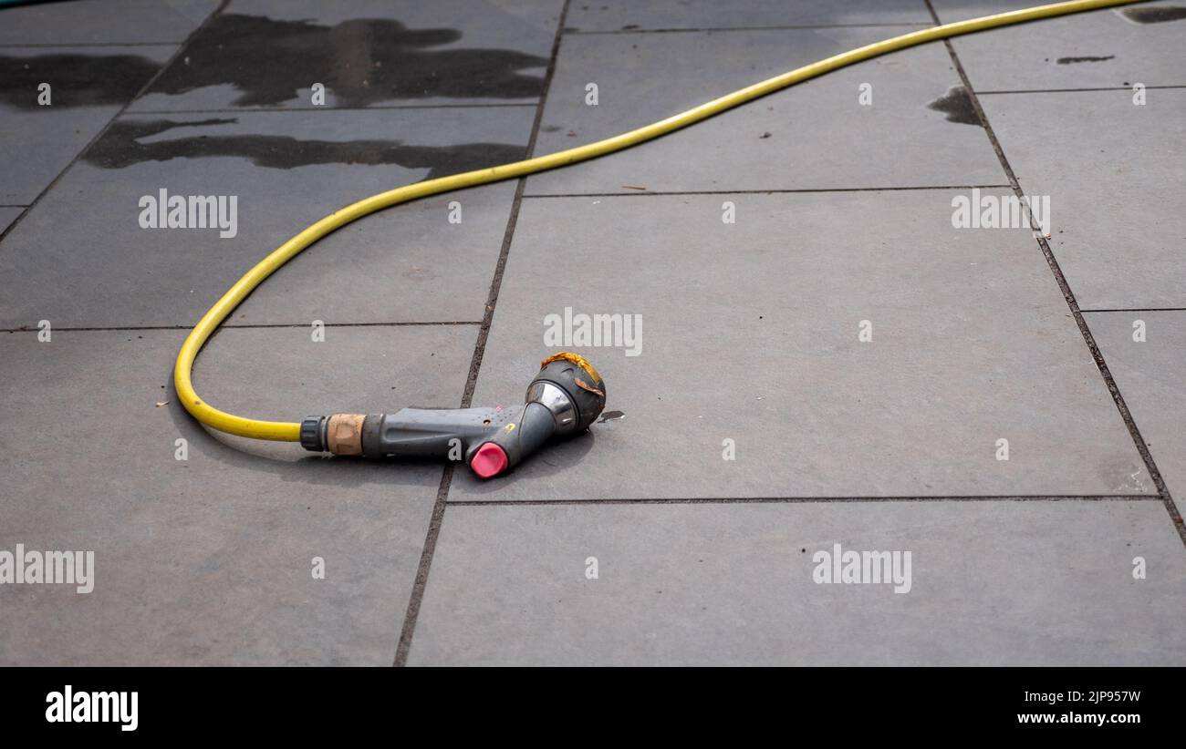 Während eines Rohrleitungsverbots im Vereinigten Königreich liegt eine Rohrleitung auf einem Betonboden. Stockfoto