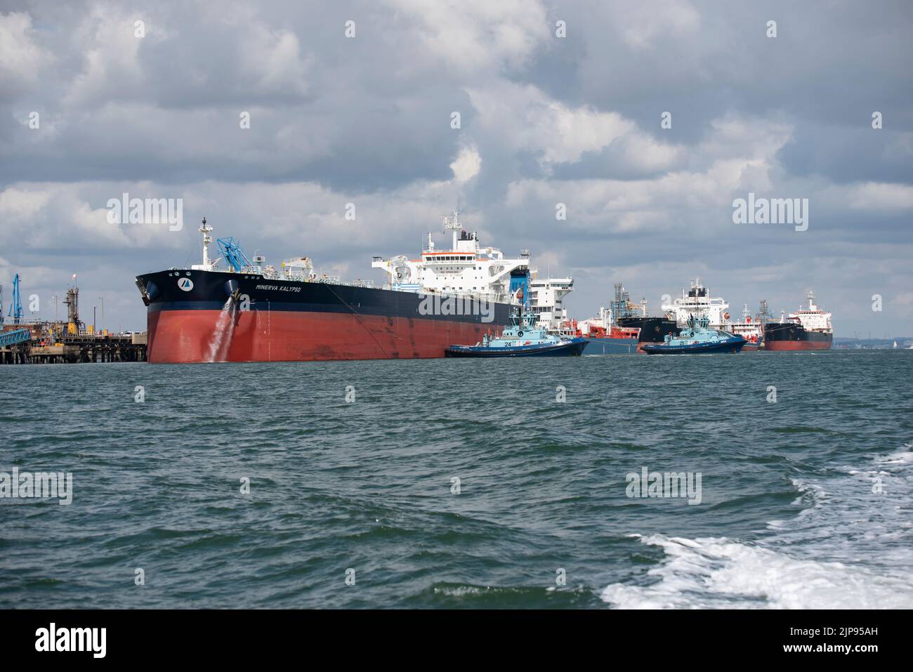 Der Rohöltanker Minerva Kalypso liegt mit anderen Tankern in der Ölraffinerie Exxon Mobil Fawley in Southampton Water an der Südküste Englands Stockfoto