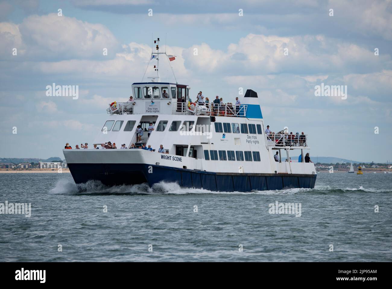 Wight Scene, das größte von Solent Cruises Vergnügungsschiffen, führt eine Menge Tagesausflügler während der Cowes Week durch den Solent in Südengland Stockfoto
