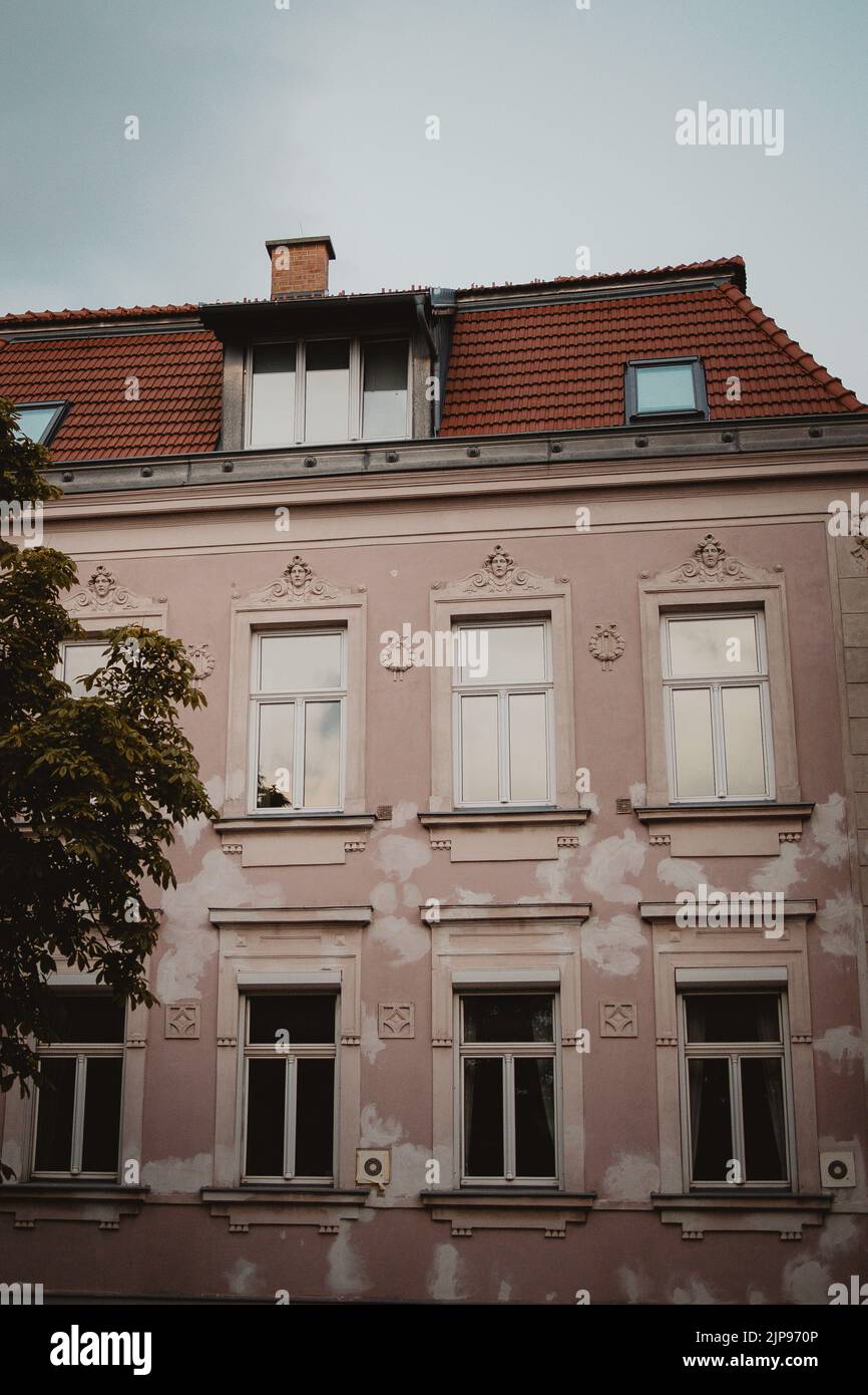 Eine vertikale Aufnahme eines schönen ästhetischen Hauses unter dem Abendhimmel Stockfoto