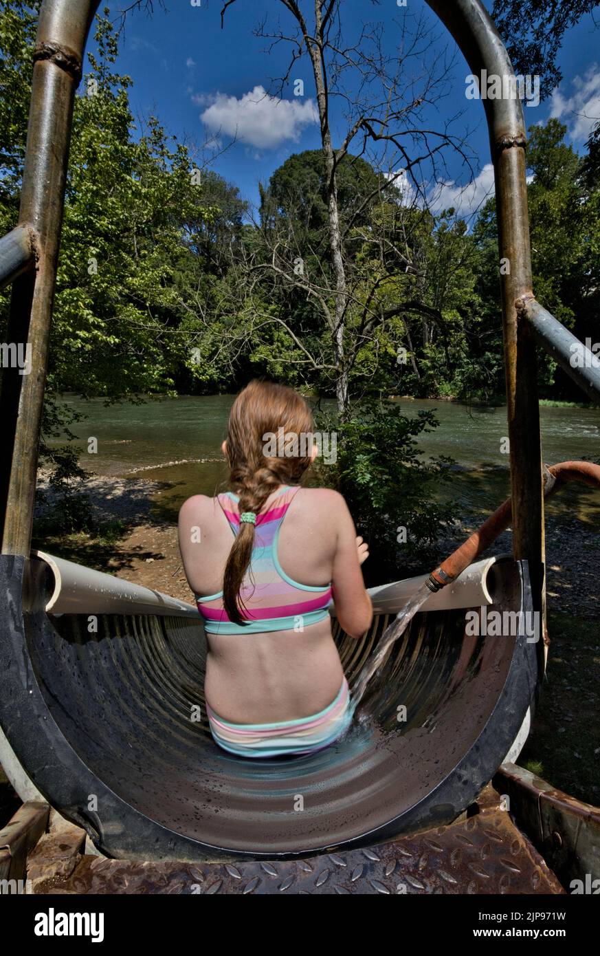 Mädchen auf Wasserrutsche, Shenandoah River, Virginia Stockfoto