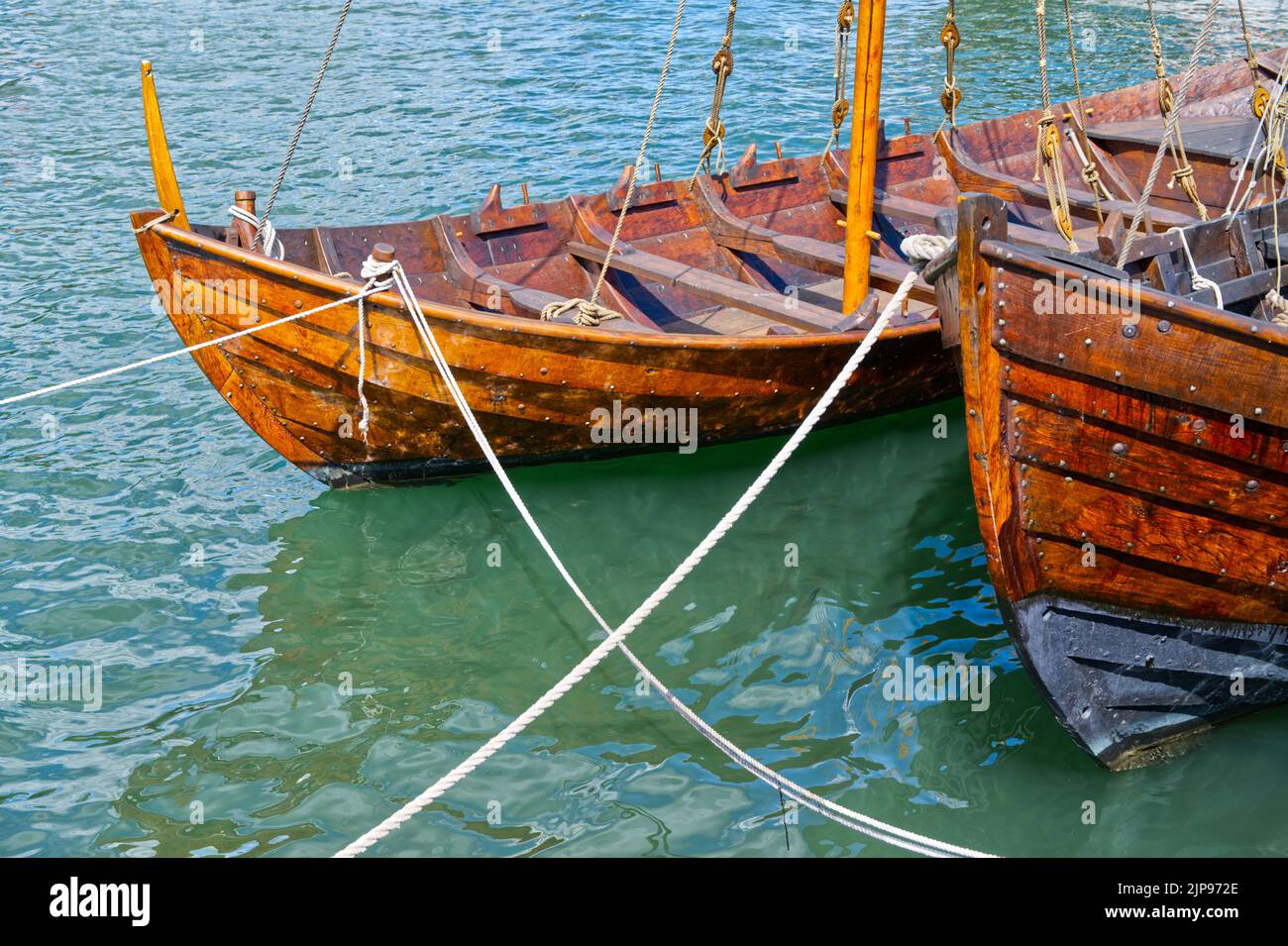 Kleine hölzerne Segelboote an der Küste in Nordeuropa, Norwegen, gebunden Stockfoto