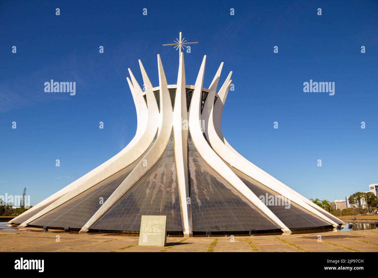 Brasília, Federal District, Brasilien – 24. Juli 2022: Metropolitan Cathedral of Brasilia. Ein architektonisches Werk von Oscar Niemeyer. Stockfoto