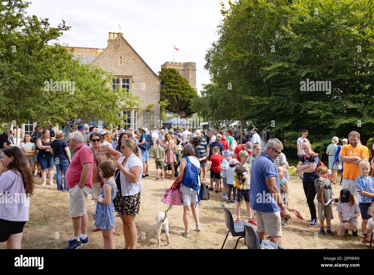 Village Community UK; eine Menge Dorfbewohner beim jährlichen Burton Bradstock Sommerfest, Burton Bradstock Village, Dorset UK Stockfoto