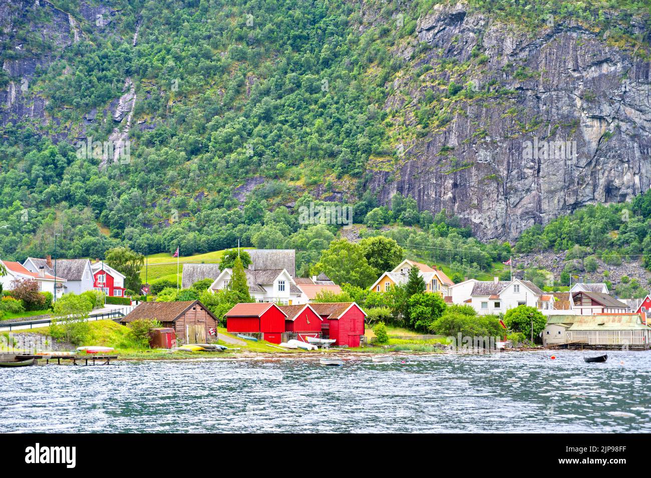 Kleine Häuser in der Fjordbucht von Aurlandsvangen Norwegen Stockfoto